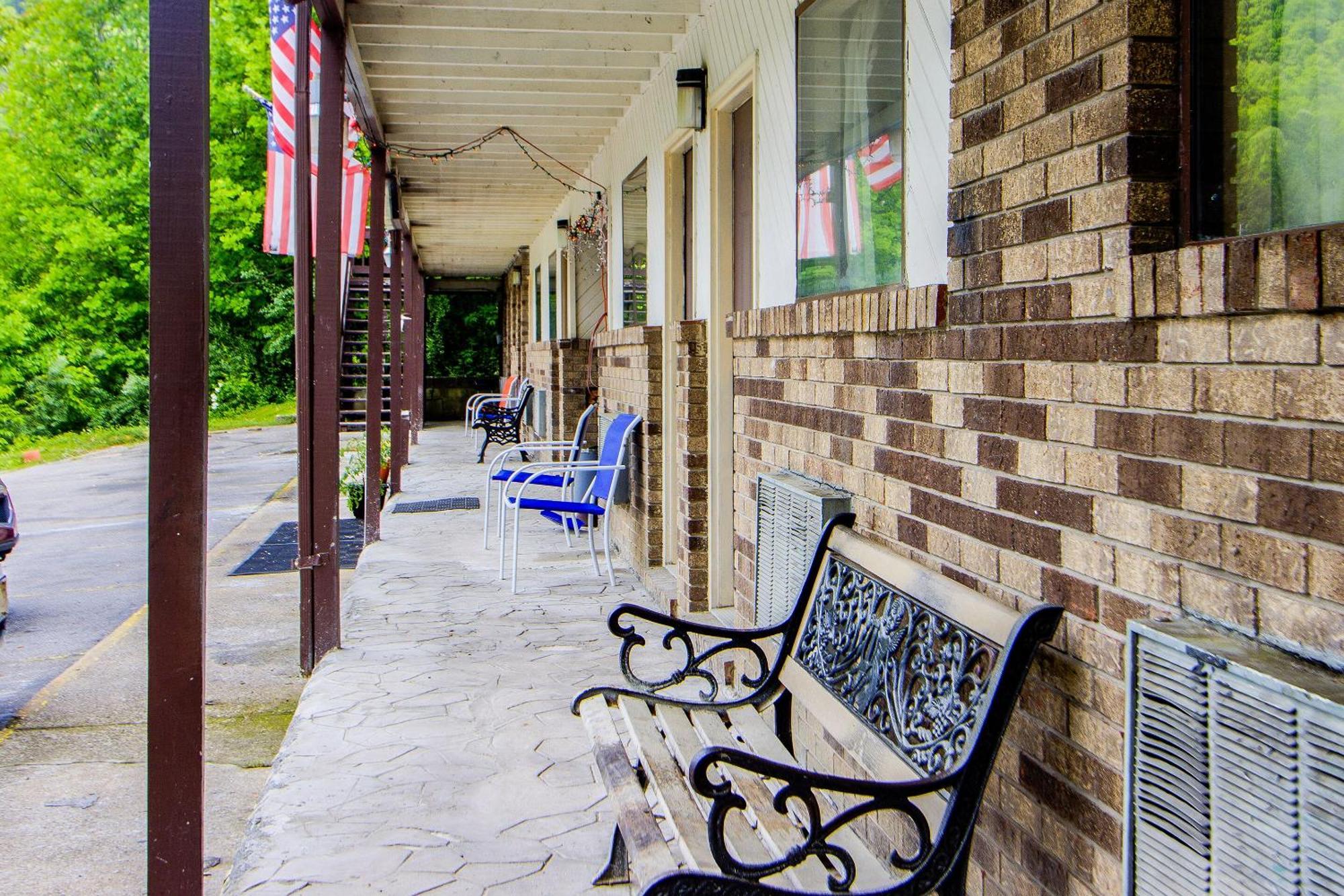 Oyo Hotel Chapmanville Inn, Wv - Hwy 119 מראה חיצוני תמונה
